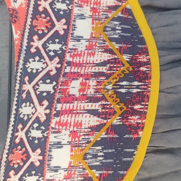 Beautiful THML blouse - Picture 3 of 4